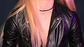 Sucking this dildo insanely close 😍💦