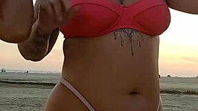 procurando um macho pra socar na nossa bunda na praia... achamos um virgem!