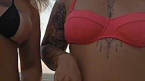 procurando um macho pra socar na nossa bunda na praia... achamos um virgem!