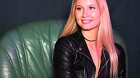 Sucking this dildo insanely close 😍💦