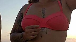 procurando um macho pra socar na nossa bunda na praia... achamos um virgem!