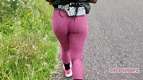 i spot this big ass ebony running in leggings
