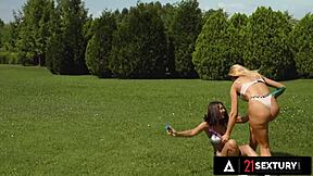 21Sextury Horny Hotties Cherry Kiss Sarah Cute Lick Pussy Under Sun