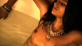 Watch this loving Indian MILF sway as the ultimate dance queen