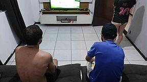 Meu marido perdeu a aposta e eu fico com o amigo dele chupando pau na frente dele!