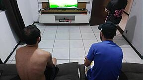 Meu marido perdeu a aposta e eu fico com o amigo dele chupando pau na frente dele!