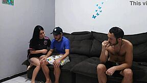 Meu marido perdeu a aposta e eu fico com o amigo dele chupando pau na frente dele!