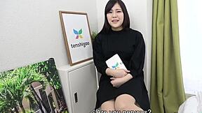 manami takashima fingers her shaved pussy on cam first time big tits