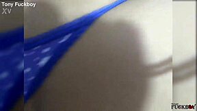 mi compadre me penetra el culo hasta correrse adentro y me abre las nalgas