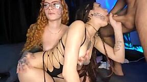 Peguei esse casal de namoradas safadas e fiz elas mamarem minha pica bem gostoso no meio da festa