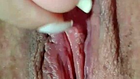 damn this juicy pussy fingering has me squirting wet!!