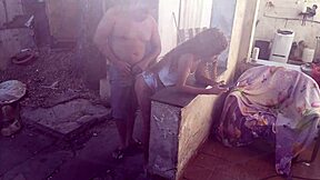 fudendo essa magrinha gostosa no quintal dela me deixando louco de tesao