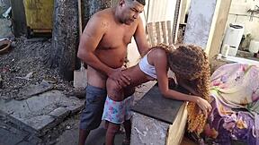 fudendo essa magrinha gostosa no quintal dela me deixando louco de tesao