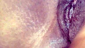 LA HIJASTRA se muestra en cámara oculta MASTURBÁNDOSE sus labios carnosos de coño culona