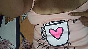 LA HIJASTRA se muestra en cámara oculta MASTURBÁNDOSE sus labios carnosos de coño culona