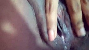 LA HIJASTRA se muestra en cámara oculta MASTURBÁNDOSE sus labios carnosos de coño culona