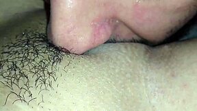 chupando essa buceta greluda mais linda e suculenta da milf fitness