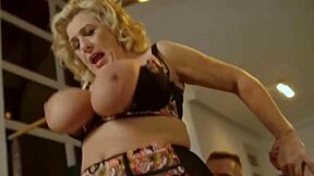 i get so thrilled by this mature blonde cougar in stockings