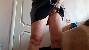 😏 milf secretary in leather skirt vibes her pussy with toy in office 👅💦