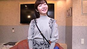 Feisty slim koncafe girl Mari gets surprised during session