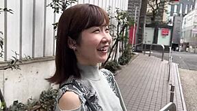 Feisty slim koncafe girl Mari gets surprised during session