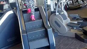 i can't stop staring at this sexy big ass shaking in the gym