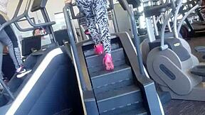 i can't stop staring at this sexy big ass shaking in the gym