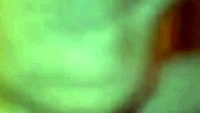 ME FOLLO AL TÍO DE MI MARIDO MIENTRAS ÉL LIMPIA LA PLAZA SEGÚN ÉL!