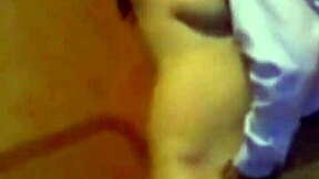 ME FOLLO AL TÍO DE MI MARIDO MIENTRAS ÉL LIMPIA LA PLAZA SEGÚN ÉL!