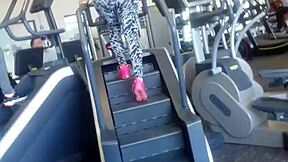 i can't stop staring at this sexy big ass shaking in the gym