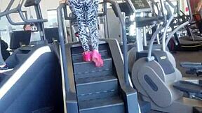 i can't stop staring at this sexy big ass shaking in the gym