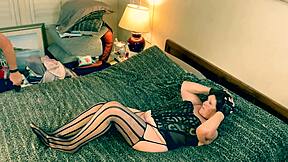 granny princess leia deepthroats han solo cock while fingering herself... so hot!!