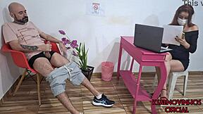 tirei meu pau pra fora e bati uma na sala de espera dela viu