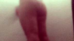 mira como la gordibuena secretaria se limpia el coño de semen en la regadera. voyeur cam la pilla.