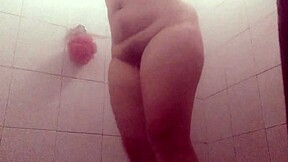 mira como la gordibuena secretaria se limpia el coño de semen en la regadera. voyeur cam la pilla.