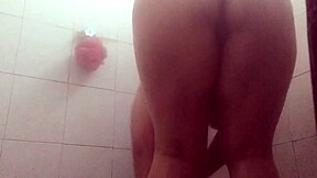 mira como la gordibuena secretaria se limpia el coño de semen en la regadera. voyeur cam la pilla.