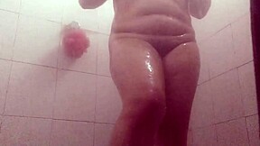 mira como la gordibuena secretaria se limpia el coño de semen en la regadera. voyeur cam la pilla.