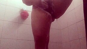 mira como la gordibuena secretaria se limpia el coño de semen en la regadera. voyeur cam la pilla.