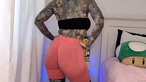 hey melody radford tries on those tight gym leggings right?