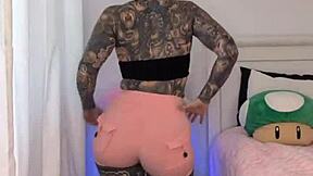 hey melody radford tries on those tight gym leggings right?