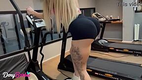 Loira Gostosa Shakes Huge Ass and Tits in Academy Slut Worship