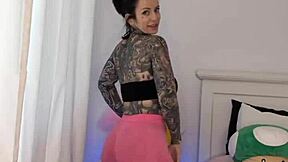 hey melody radford tries on those tight gym leggings right?