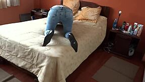 Pervy hijastro jerks to stepmom's big ass begs for anal pounding