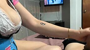 Hijastra cachonda me pone la polla dura viendo peli juntos y acabo corriendome en sus tetas naturales