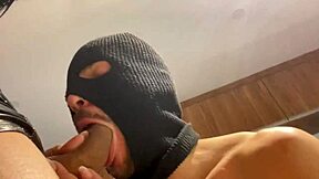 Safado crossdresser chupando pau antes de levar foda no cu