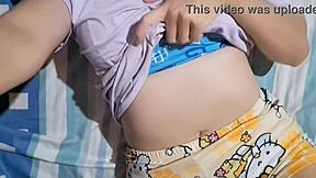 Masturbación casera caliente de chica colombiana sexy con curvas enormes y tetas naturales!