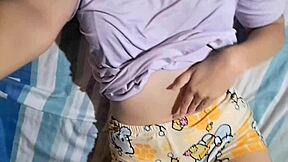 Masturbación casera caliente de chica colombiana sexy con curvas enormes y tetas naturales!