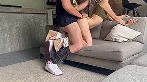 ¡Mira Cómo La Roomie Caliente Se Deja Follar Duro Por El Gordo En El Lobby!