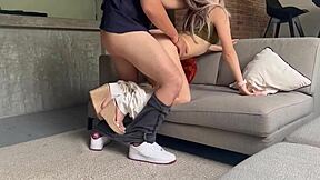 ¡Mira Cómo La Roomie Caliente Se Deja Follar Duro Por El Gordo En El Lobby!