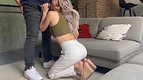 ¡Mira Cómo La Roomie Caliente Se Deja Follar Duro Por El Gordo En El Lobby!